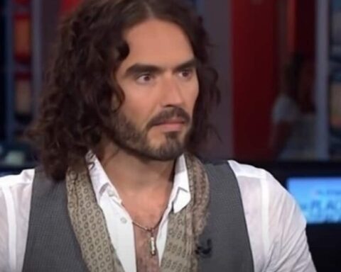 Познати британски комичар и глумац Расел Бренд пред судом због нових оптужби за силовање и сексуални напад