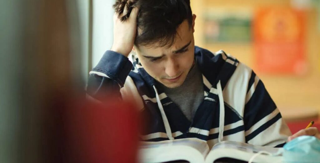 Sve više Amerikanaca na koledžima koji NE ZNAJU NI DA ČITAJU!