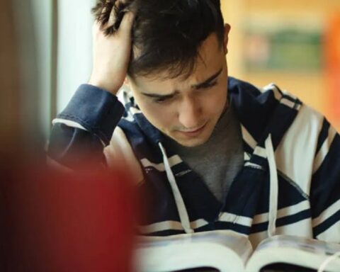 Sve više Amerikanaca na koledžima koji NE ZNAJU NI DA ČITAJU!