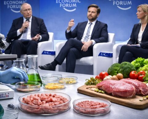 Elita iz Davosa gura laboratorijsko „meso“ uprkos masovnom otporu javnosti