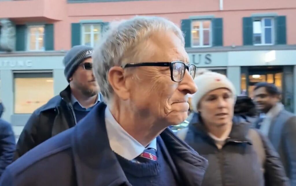 Bil Gejts ispljuvan u Davosu! Narod ga sačekao na ulici uzvikujući "Ti si masovni ubica" (VIDEO)