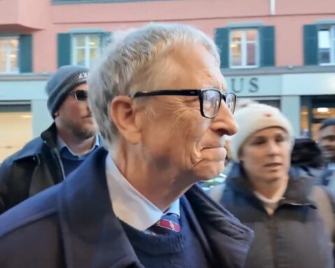 Bil Gejts ispljuvan u Davosu! Narod ga sačekao na ulici uzvikujući "Ti si masovni ubica" (VIDEO)