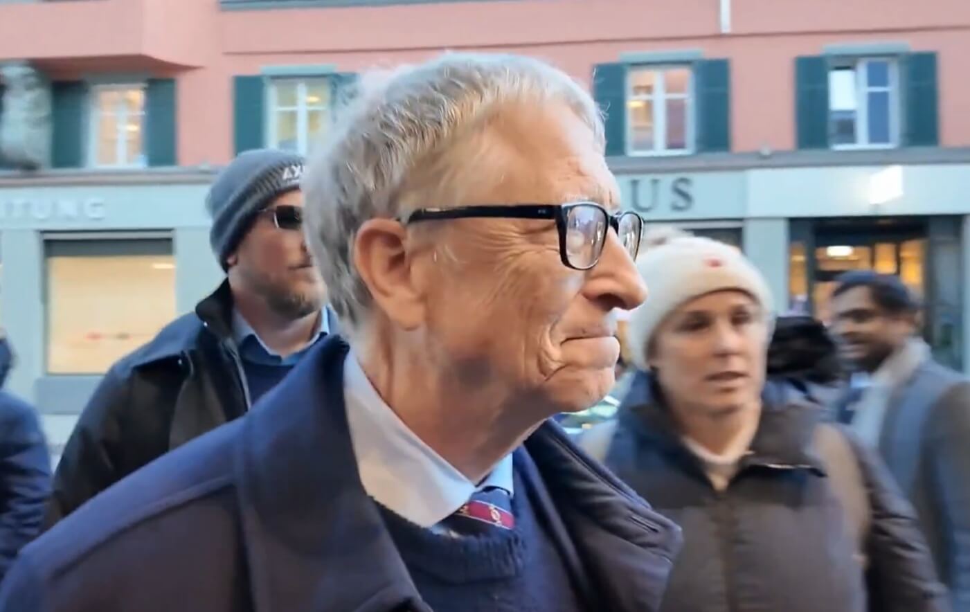 Bil Gejts ispljuvan u Davosu! Narod ga sačekao na ulici uzvikujući "Ti si masovni ubica" (VIDEO)