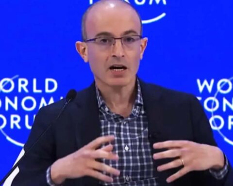 Vrhovni član Svetskog Ekonomskog Foruma, gej Jevrejin Juval Noa Harari upravo je izjavio da će Veštačka Inteligencija zameniti Religiju