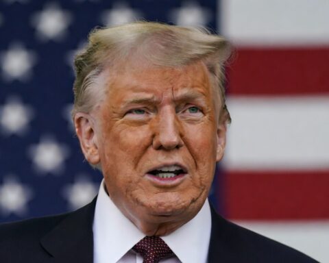 Aksios: Tramp razmatra više opcija za podršku protestima u Iranu, i vojnu