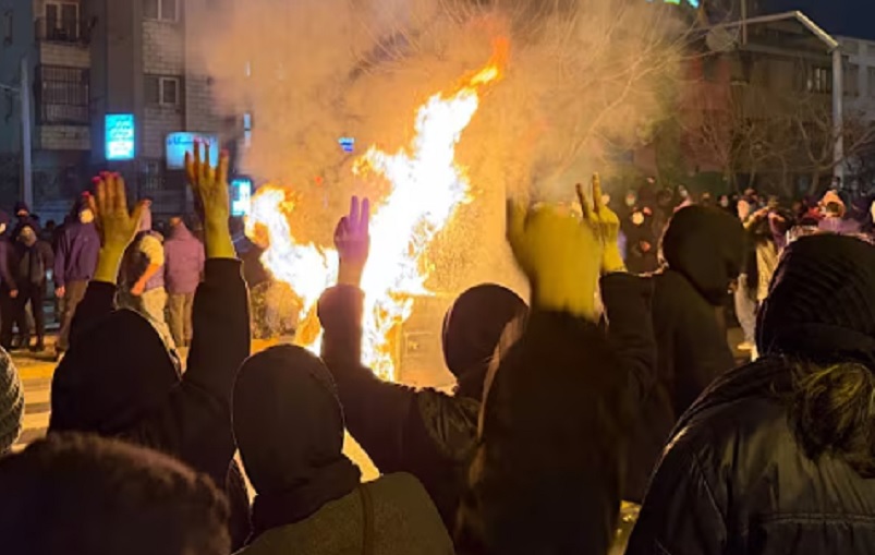 Iran preti osvetom dok se protesti rasplamsavaju, SAD i Izrael u stanju pune pripravnosti