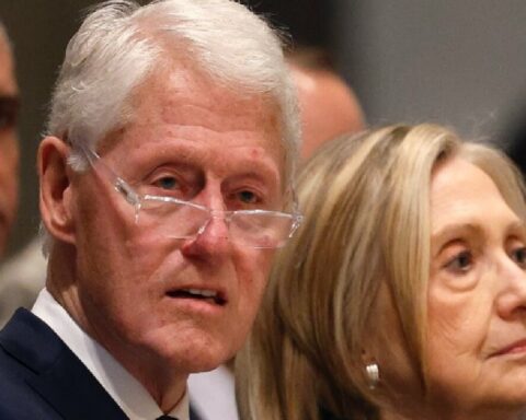 Klintonovi ne mogu da pobegnu od svedočenja u slučaju Epštajn! Moraće da se pojave na saslušanju ili će ih policija dovesti