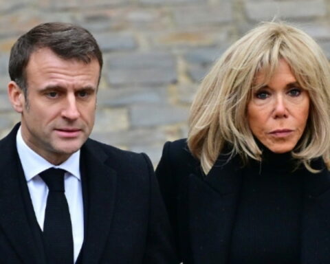 LUDILO! Deset osoba proglašeno krivim pred sudom u Francuskoj jer su tvrdili da je supruga Emanuela Makrona, Brižit zapravo muškarac