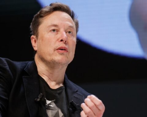 MUSK UDARIO NA LONDON: Britanska vlada gazi slobodu govora i preti zabranom Groka!