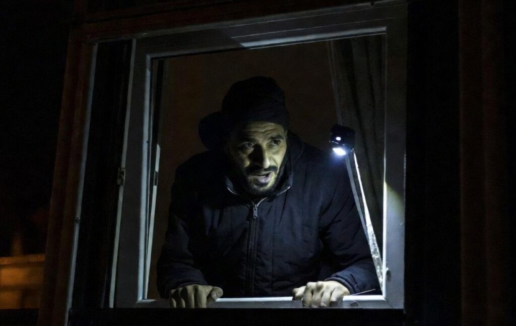 Multikulturalizam je bolest! Migrant upao kroz prozor starice u Parizu i silovao je! Zatvorska kazna niža nego da je opljačkao menjačnicu.