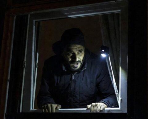 Multikulturalizam je bolest! Migrant upao kroz prozor starice u Parizu i silovao je! Zatvorska kazna niža nego da je opljačkao menjačnicu.