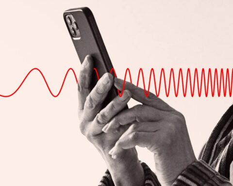 Cela priča se menja potpuno! Američki FDA uklanja stranice na kojima piše da "MOBILNI TELEFONI NISU ŠTETNI" - Pokrenuta obimna istraga o zračenju