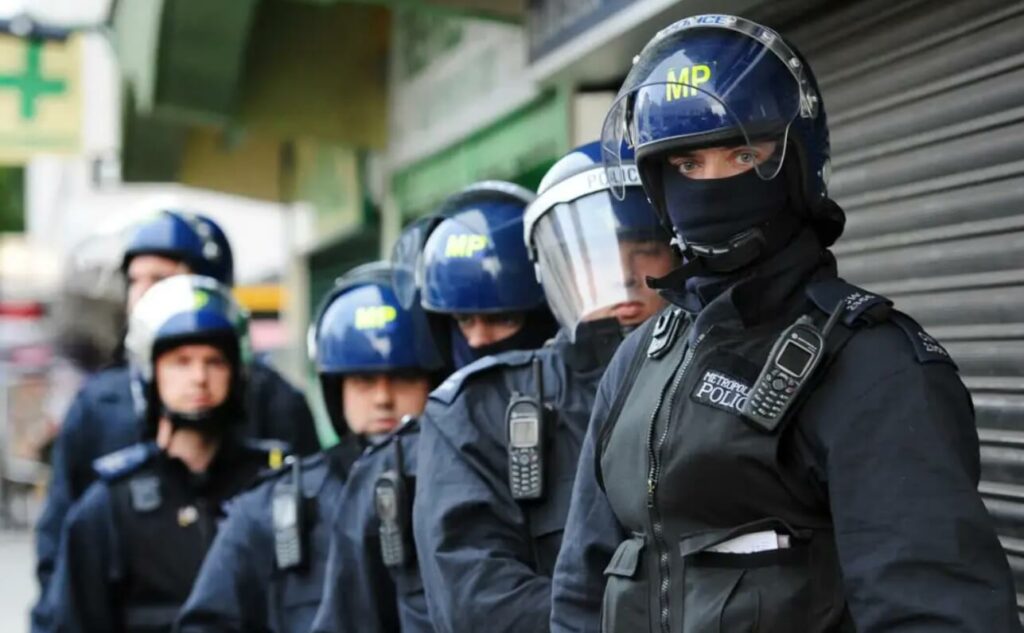 U Velikoj Britaniji uhapšen Amerikanac koji je na društvenim mrežama kritikovao COVID mere i vakcine