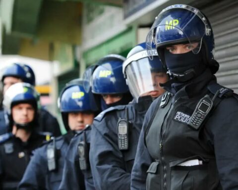 U Velikoj Britaniji uhapšen Amerikanac koji je na društvenim mrežama kritikovao COVID mere i vakcine