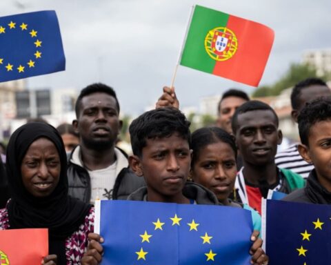 LUDILO ZVANO EU! Portugalci sada moraju da plate 8,4 miliona evra jer odbijaju da prime 420 MIGRANATA!