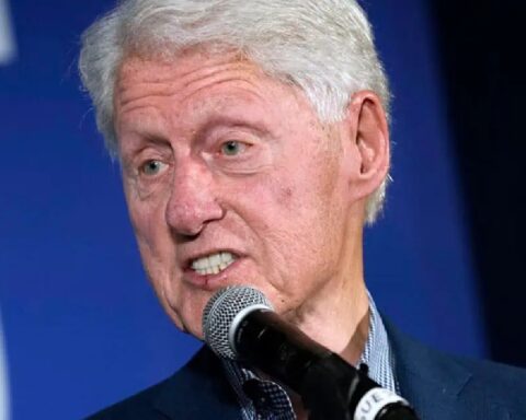 Bil Klinton podstiče nasilne proteste u Minesoti: "Tramp ubija mirne demonstrante"