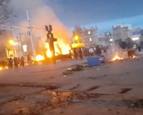 Крв на улицама Ирана: Има мртвих у петом дану масовних протеста (ВИДЕО)