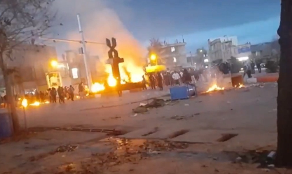 Крв на улицама Ирана: Има мртвих у петом дану масовних протеста (ВИДЕО)