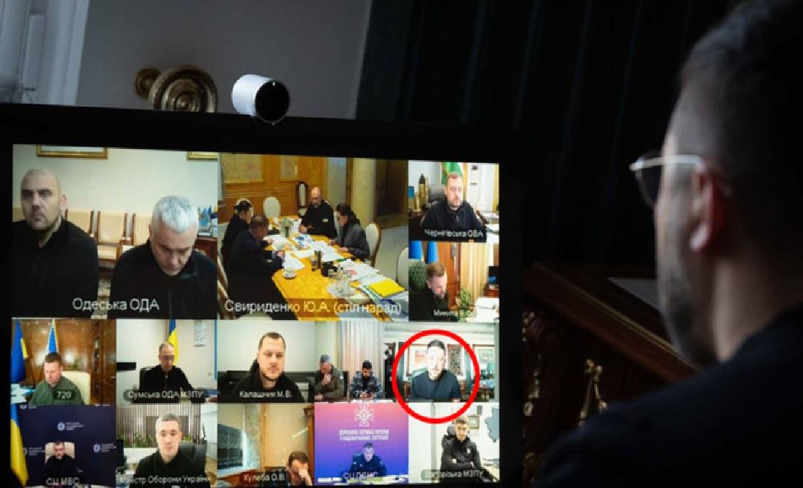 Zalenski postao sprdnja u celom svetu! Pokušao da inscenira nestanak struje u svojoj kancelariji!