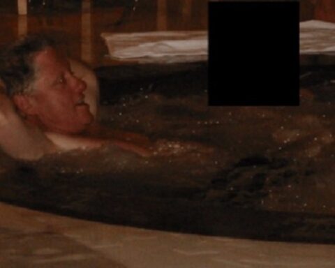 Klinton pod zakletvom o Epštajnovim fajlovima: Ne znam ko je žena koja je bila sa mnom u džakuziju