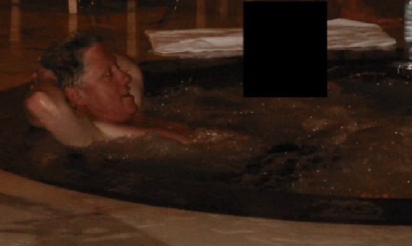 Klinton pod zakletvom o Epštajnovim fajlovima: Ne znam ko je žena koja je bila sa mnom u džakuziju