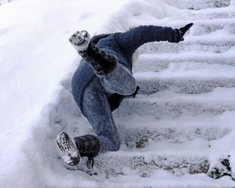 BERLIN: Kapaciteti bolnica popunjeni zbog ljudi koji se javljaju sa prelomima usled poledice! Nemačke vlasti ne bacaju so zbog Zelene Agende