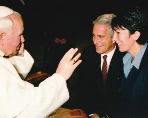 MEJLOVI OTKRIVAJU ŠOKANTNU VEZU: Džefri Epštajn „živeo sa Papom Jovanom Pavlom Drugim u Vatikanu“