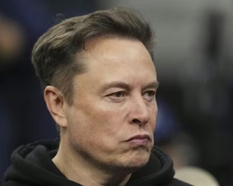 Ilon Mask proglašen krivim za obmanu investitora tokom kupovine Tvitera