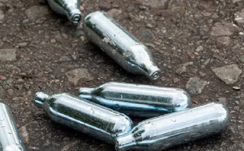 Brisel sprema zabranu „gasa za smeh“: Velike boce azotnog oksida biće zabranjene u EU