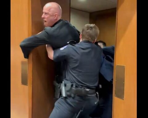 Protest protiv rata u Iranu u Senatu SAD: Bivšem marincu slomili ruku