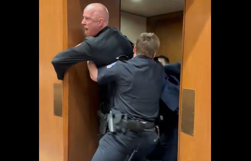 Protest protiv rata u Iranu u Senatu SAD: Bivšem marincu slomili ruku