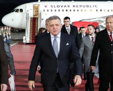 Baltik zatvara nebo za Fica: Zabranjen let za Moskvu, on poručuje da će stići na Paradu pobede