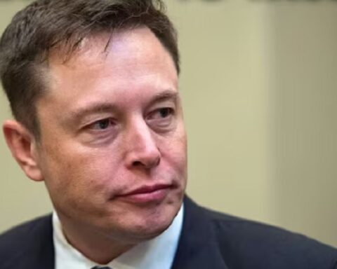 Mask otkriva da "umalo nije umro" posle druge doze, a bivši Fajzerov stručnjak tvrdi da su vakcine odnele desetine hiljada života