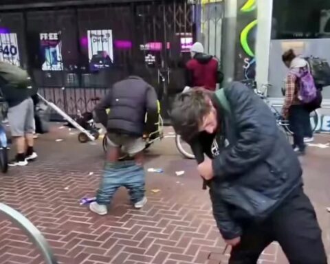 San Francisko: „Zombi“ stanje zavisnika od droge na ulicama