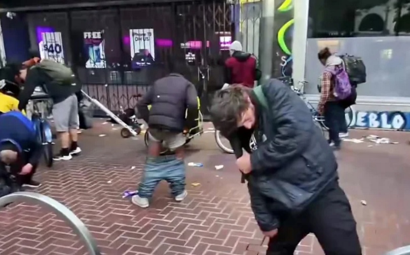 San Francisko: „Zombi“ stanje zavisnika od droge na ulicama