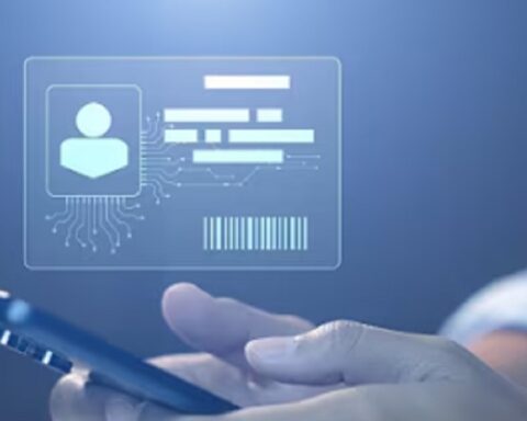 Britanija planira uvođenje digitalne ID kontrole na svaki telefon kroz saradnju sa Big Tech kompanijama