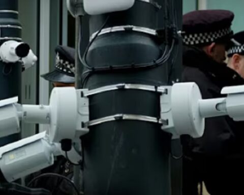 Britanska policija uvodi AI sistem koji obećava brže istrage, ali već pravi opasne greške i pogrešna hapšenja