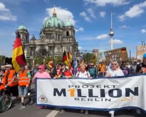 Hiljade Nemaca marširale Berlinom tražeći ostavku Fridriha Merca (VIDEO)
