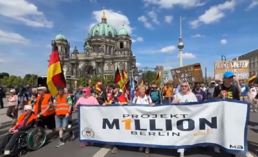Hiljade Nemaca marširale Berlinom tražeći ostavku Fridriha Merca (VIDEO)