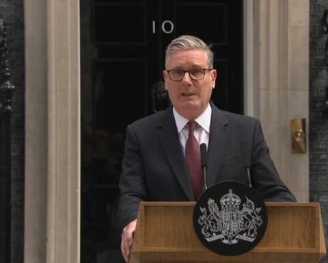 Starmer podnosi ostavku: Britanski premijer odlazi posle talasa kriza i pada podrške