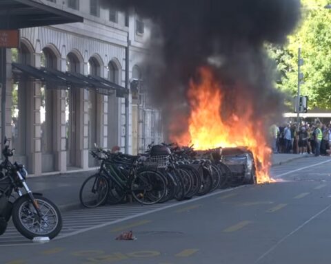 Sukobi u Ženevi pred samit G7: Policija razbila proteste, goreli automobili i leteli projektili