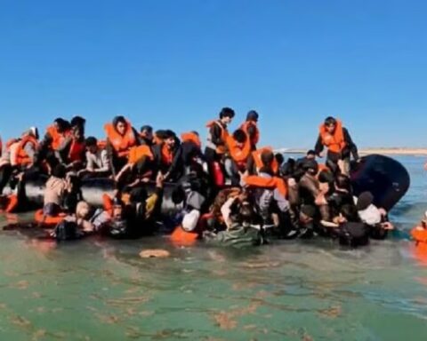 Migranti koji su čamcima stigli u Britaniju sada brojniji od britanskih vojnika