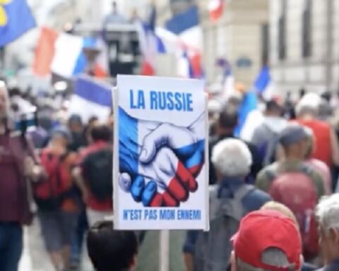 Stotine ljudi u Parizu protestovale protiv pomoći Ukrajini: Rusija nije naš neprijatelj