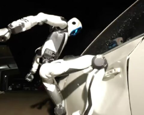Kina predstavila robota nalik Terminatoru: Humanoidne mašine mogle bi da završe i na ratištu